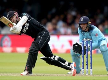 IPL 2020: Kane Williamson is batting at number four to help young batsmen in lower-middle order - Trevor Bayliss